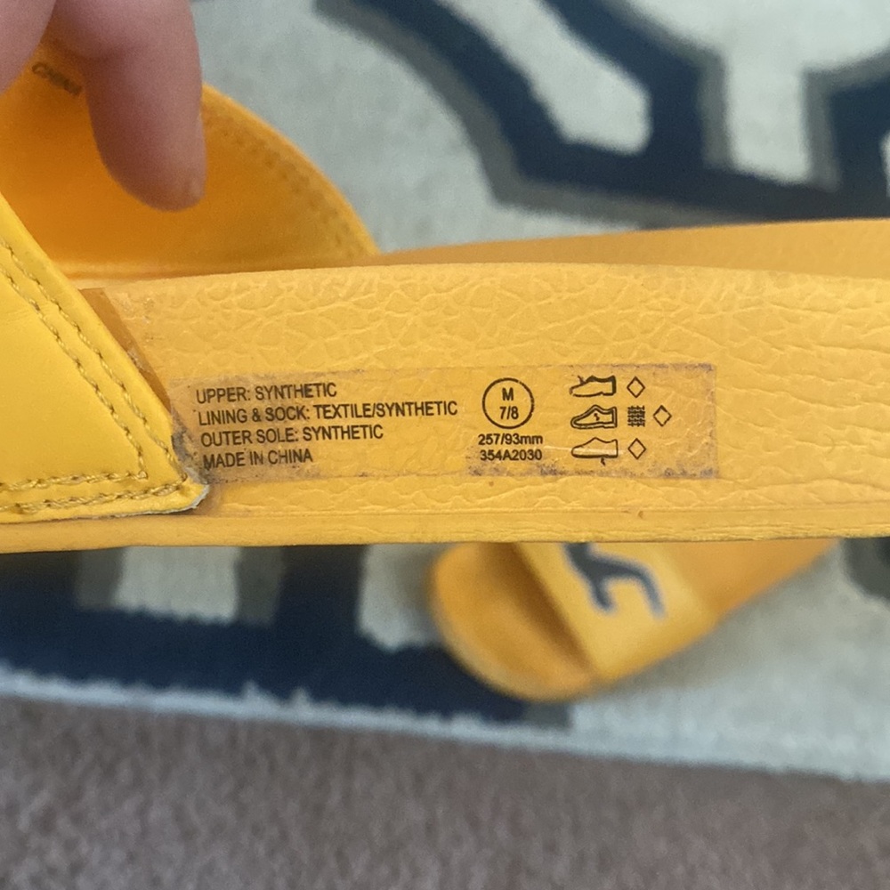 HOLLISTER Slides 💛 - Picture 3 of 3